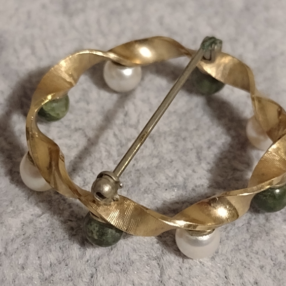 True Vtg. 1940s KREMENTZ 10k Gold Wreath Brooch, Cultured Pearls Green Agate - Picture 7 of 9
